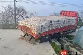 大货车左右都有“盲区”，司机转弯忽略观察被卡沟渠中图片