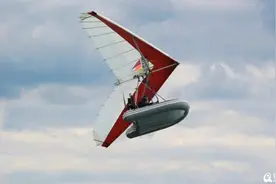 青岛有会飞的游艇？栈桥水上滑翔翼上热搜，飞上天空俯瞰青岛图片