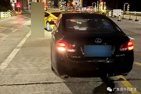 保时捷倒车碰撞全责 车主拒赔其中500元车牌架图片