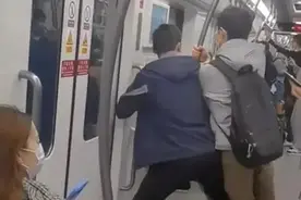 上海地铁里这一幕，围观群众看呆！网友：第一次见图片