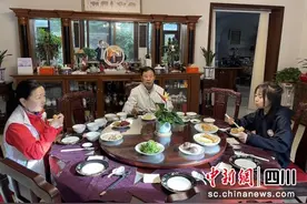 四川被遗弃女孩连遇爱心婆婆与爷爷 终圆大学梦图片