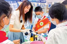 递纸条的美女老师为啥被全班同学点赞图片