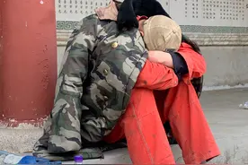 壹点图集|彻夜奋战后，烟台山火救援人员席地而卧图片