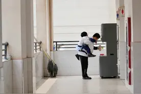 背上的兄弟，我们大学再见图片