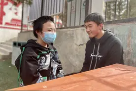 背着同学去上学！这件事，兰州中学生王浩已坚持了数年图片