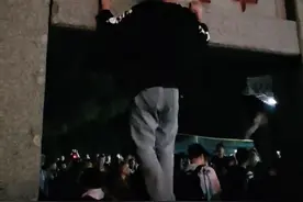 爬围墙、攀石坊、进围栏！谴责！泰山上这些行为，太出格了！图片