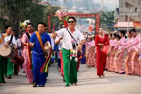 泼水之外 “采花”也颇有趣味图片