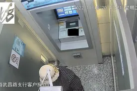 沪六旬老太捡到信用卡，竟猜出密码取现7000元，被判拘役三个月图片