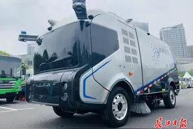 无人驾驶环卫车亮相，遇到障碍自动避让图片