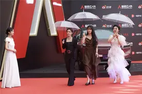 红人节|雨中走红毯别有情趣图片