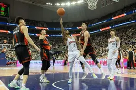 CBA｜王哲林23分 上海4分险胜江苏晋级CBA季后赛8强图片