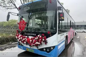 公交车做婚车！长沙这场婚礼好拉风图片