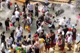 泼水节，“女生颜值越高被泼越狠”？图片