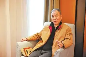 74岁著名作家梁晓声到河南，随身的布包里装了……图片