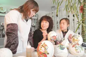 鸵鸟蛋上雕“乾坤”图片