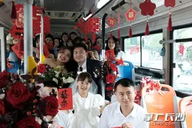 长沙新人用公交车做婚车，下一站“到站”幸福图片
