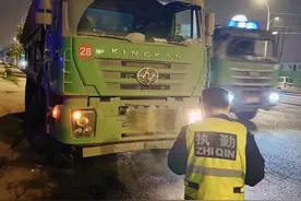渣土车提前“抢跑”，武汉东西湖城管路长出手截停图片