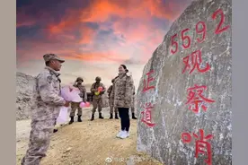 见证爱情 边防军人在5592观察哨旁求婚图片