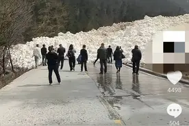 西藏林芝一路段两次发生雪崩：致道路中断正抢修图片