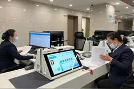 集中办理+延时服务，武汉蔡甸加速推进残疾人更换“一卡通”图片