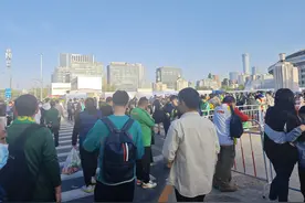 新工体今晚迎来揭幕战，球迷提早三个多小时到场等候图片