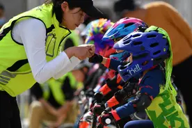 （体育）全民健身——萌娃骑行过周末图片