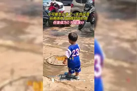 泼水节上的萌娃有多可爱？奶凶“挑衅”路人“战斗力0.01”图片