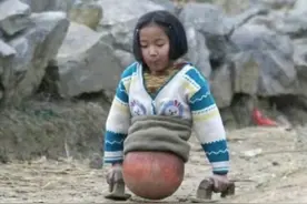 靠篮球走路的女孩成游泳健将图片