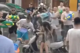 “泼水节”女生颜值越高被泼越狠？傣学会专家：传统泼水并非“打水仗”，提倡文明泼水图片