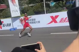 2023武汉马拉松全马男子冠军：何杰，1998年出生，首次参加汉马图片
