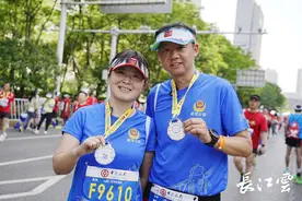 汉马护跑团中的“夫妻档”：平时聚少离多，他们把跑马当作相聚时光图片