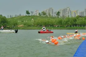 安徽合肥首次在巢湖水面举办公开水域游泳比赛图片