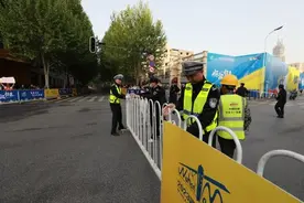 比预计提前一小时恢复全市交通，武汉交警全员出动护航“汉马”图片