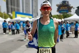 贵阳女孩来汉为父亲加油： 明年要和爸爸一起跑汉马图片