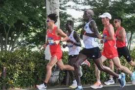 何杰斩获年度第三冠 中国选手包揽武汉马拉松男子前三名图片