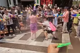 女游客体验“泼水节”遭围攻并撕扯雨衣，多方回应图片