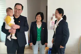 潍坊“巴掌宝宝”1岁了，救了他的医生伯伯上门送祝福图片