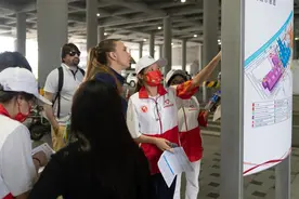 广交会现场刮起“中国风” 志愿者文艺快闪获客商点赞图片