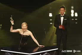 十次提名后终得奖！金像奖最佳女主角郑秀文：等到花儿都谢了图片