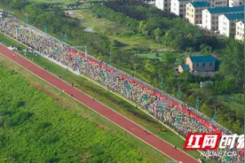 “岳马”冠军出炉！湖南参赛选手黄菲夺得全马女子组第三名图片