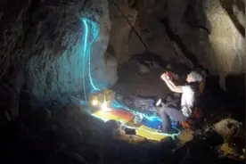 极限运动员在70米深地下洞穴独居500天后返回地面图片