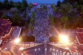 济南超然楼依然火爆，游客建议亮灯再晚点更“惊艳”图片