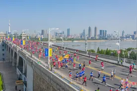 2023武汉马拉松开跑图片