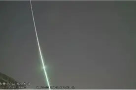 烟台、威海等多地居民拍到巨大绿色火流星，滞空近十秒，极为壮观图片