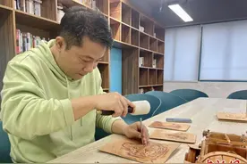 江西手艺人铁笔生“画” 让千年皮雕绽放时代魅力图片