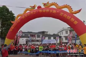 400跑者欢聚侨乡广西容县开展趣味定向越野赛图片