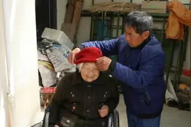 这些曾被温暖过的人发起“爱心接力”专为别人“撑伞”图片