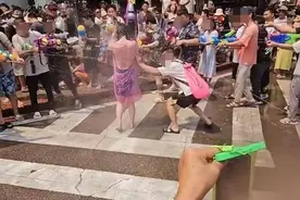 女孩体验泼水节被撕扯雨衣 律师：严重者或涉嫌寻衅滋事图片