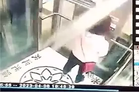 市民在武汉阳逻一商场乘电梯时被顶板砸伤，物业：正在沟通处理图片