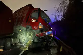 高速公路上集装箱卡车眼看撞来，交警机敏救人逃过一劫图片